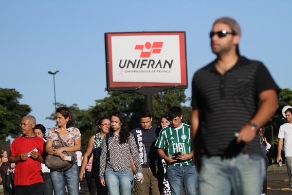 Estudantes em dia de prova na Unifran